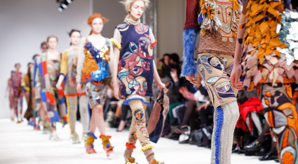 Outfit sostenibili ispirati alle fiches riciclate